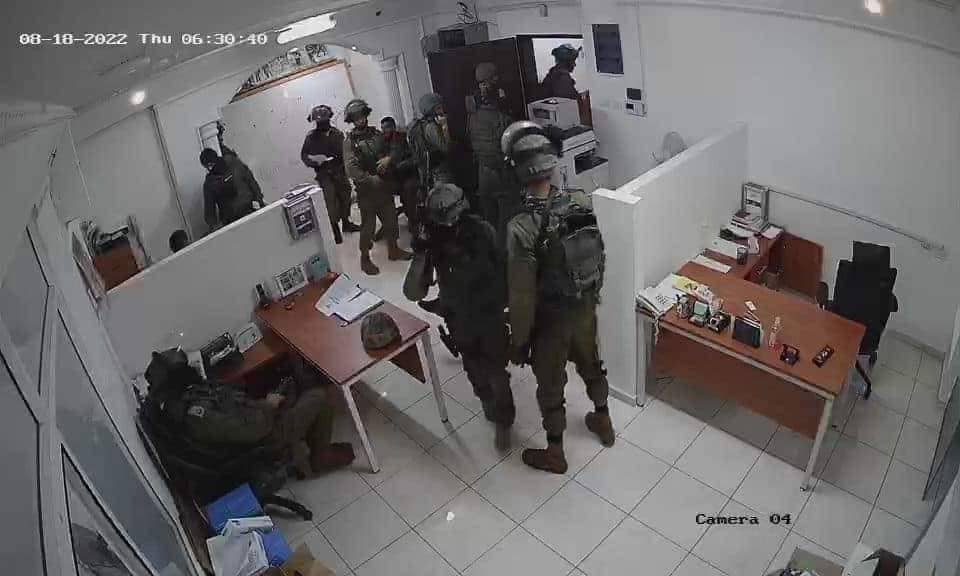 قوات الاحتلال خلال اقتحامها مقر الحركة العالمية للدفاع عن الأطفال – فلسطين